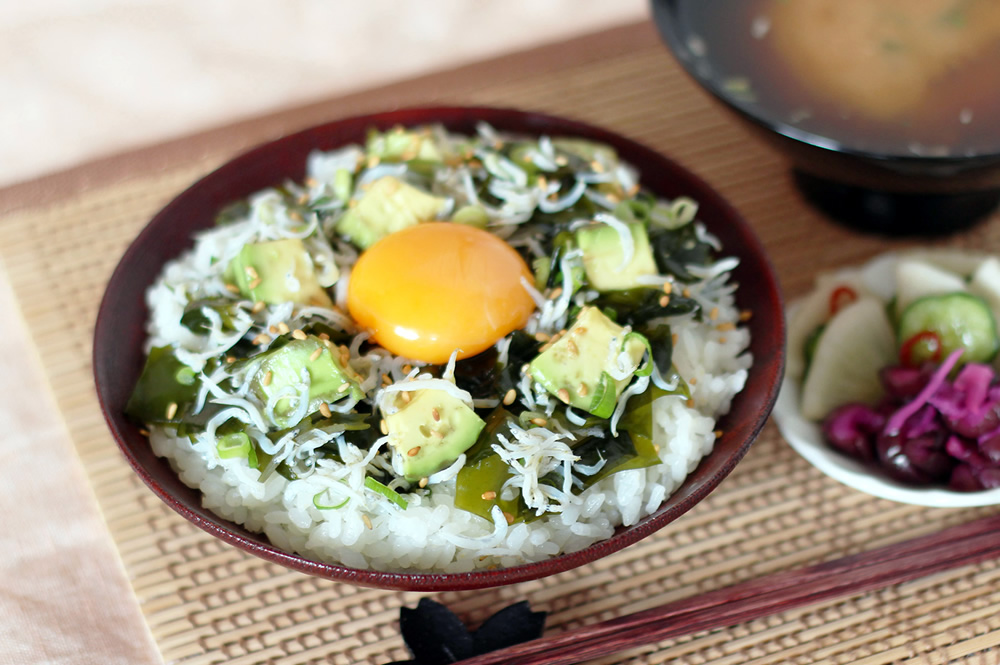 わかめアボしらす丼